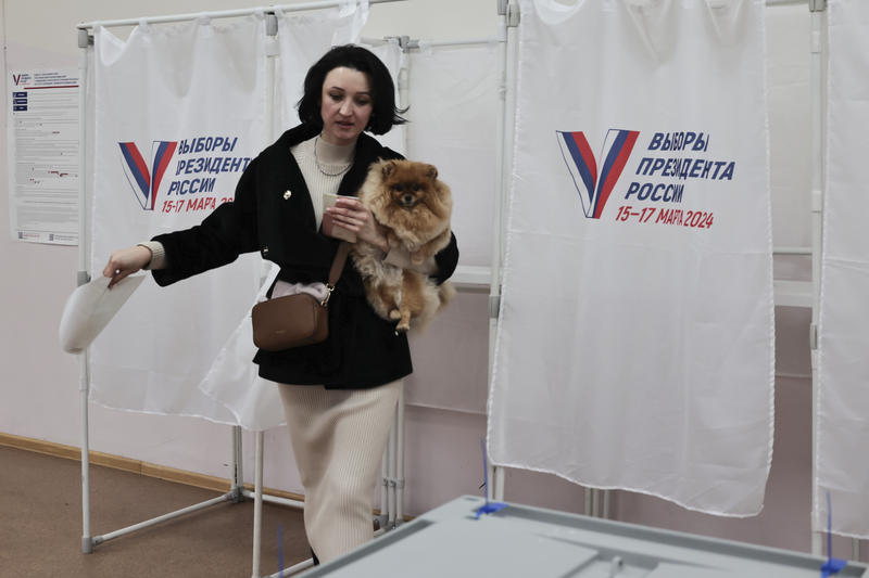 O femeie a votat într-o secție din Vladivostok, Foto: AP / AP / Profimedia