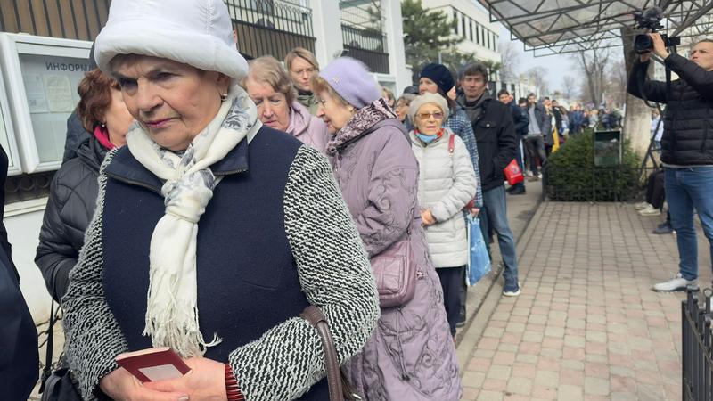 Coadă la secția de votare de la Ambasada Rusiei din Chișinău , Foto: Oxana Bodnar/ HotNews.ro