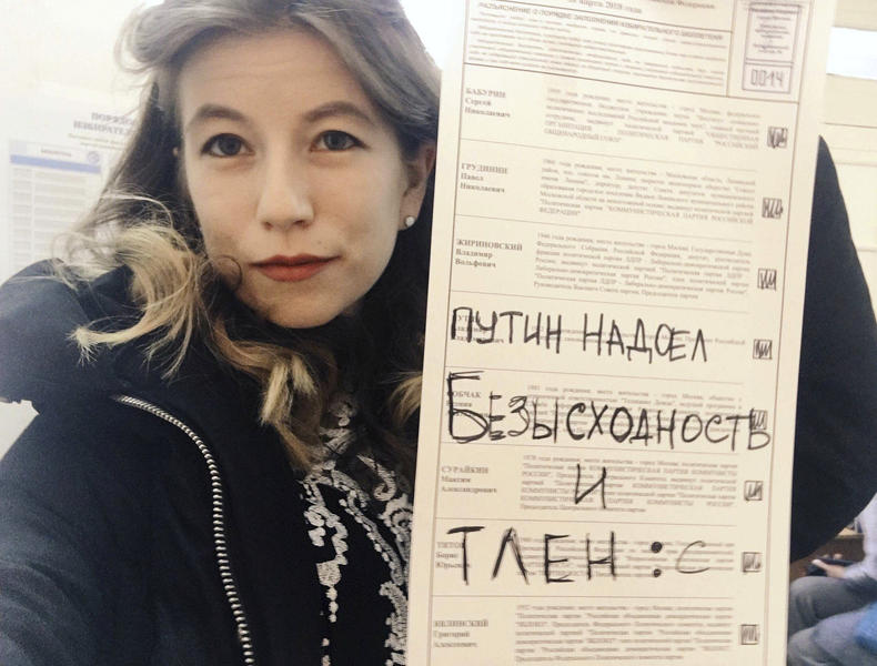 Activista politica Polina Nemirovskaya cu mesajul scris pe buletinul sau de vot „M-am saturat de Putin. Nicio cale de iesire - se transformă in praf”, Foto: Polina Nemirovskaya / AP / Profimedia