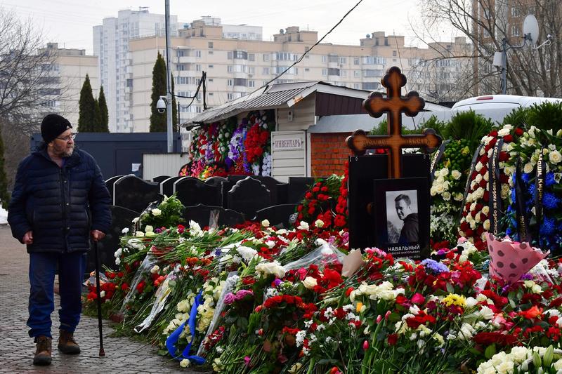 Un bărbat trece pe lângă mormântul lui Alexei Navalnîi, la o zi după ce a fost înhumat într-un cimitir din Moscova, Foto: Olga MALTSEVA / AFP / Profimedia