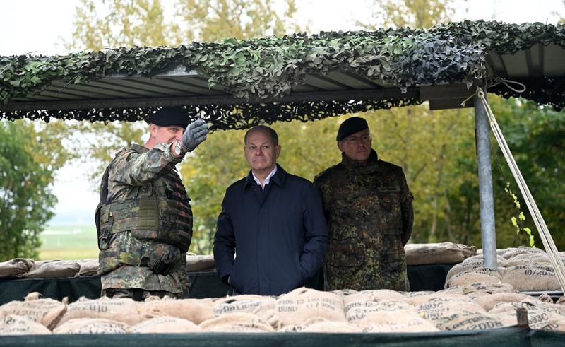 Cancelarul Olaf Scholz cu general Andre Bodemann (dreapta), Foto: Ina FASSBENDER / AFP / Profimedia