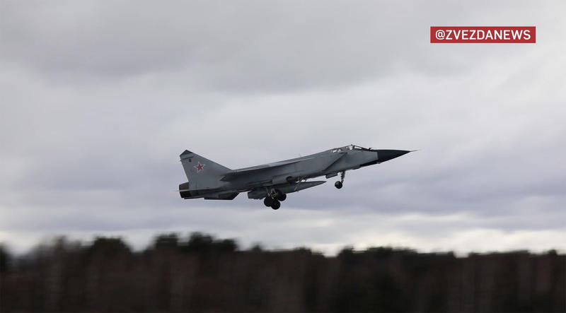 MiG-31 cu o rachetă hipersonică Kinjal