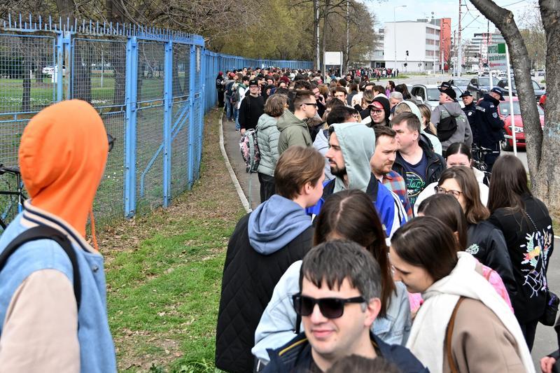 Rușii stau la coadă în fața unei secții de votare amenajate într-o școală a Ambasadei Rusiei, la Belgrad, Foto: OLIVER BUNIC / AFP / Profimedia