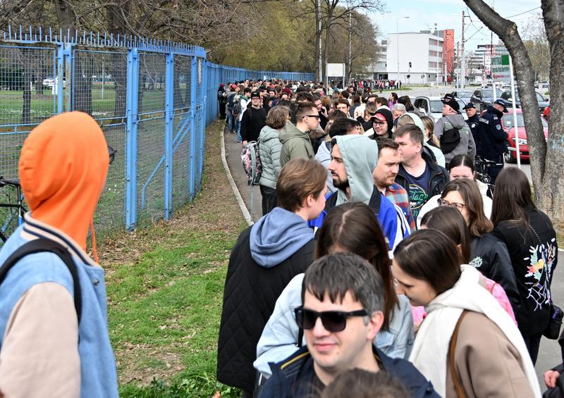 Rușii stau la coadă în fața unei secții de votare amenajate într-o școală a Ambasadei Rusiei, la Belgrad, Foto: OLIVER BUNIC / AFP / Profimedia