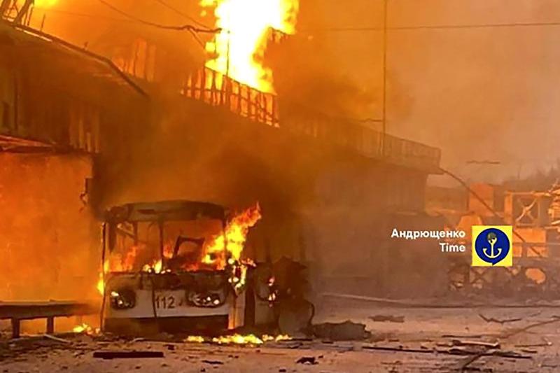 Incendiu masiv la cel mai mare baraj din Ucraina,DniproHES, Foto: Telegram Channel of Petro Andryuschenko, the adviser of the head of Mariupol city's administration / AP / Profimedia