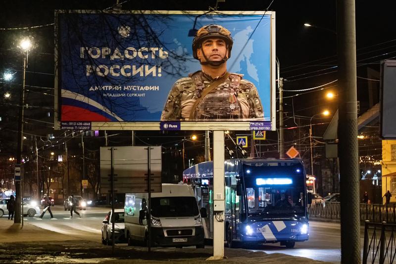 Un afiș pentru recrutare militară în Sankt Petersburg, Foto: Artem Priakhin / Zuma Press / Profimedia