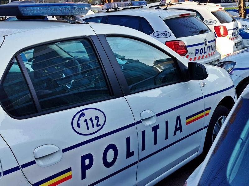 O polițistă de 21 de ani aflată în timpul serviciului a murit într-un accident, în județul Brașov, după ce mașina în care se afla a fost lovită de remorca unui TIR