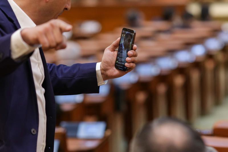 George Simion face un live din plenul Parlamentului, Foto: Inquam Photos / Octav Ganea