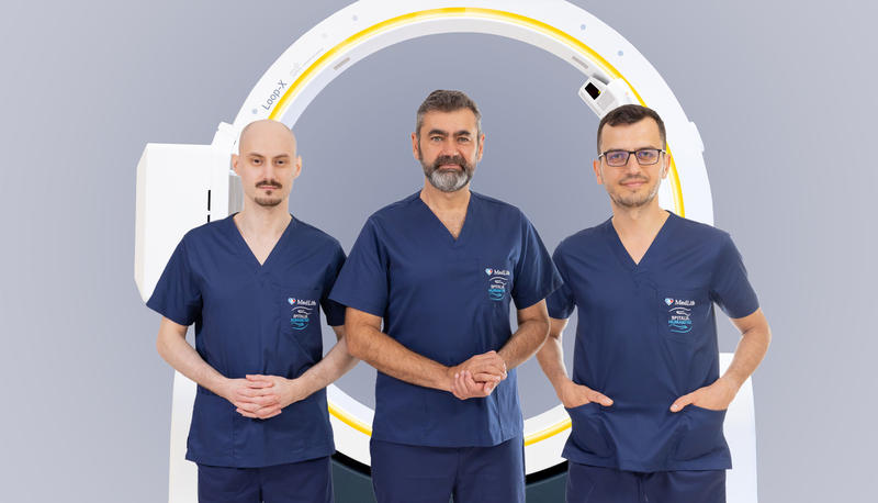Echipa de neurochirurgie a Spitalului MedLife Humanitas si sistemul robotic Brainlab, Foto: MedLife