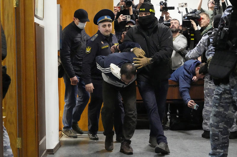 Un suspect adus la tribunalul din Moscova, Foto: Alexander Zemlianichenko / AP / Profimedia