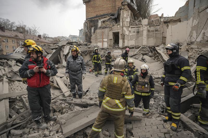 Pompierii ucraineni în Kiev, după un atac rusesc cu rachete balistice, Foto: Vadim Ghirda / AP / Profimedia