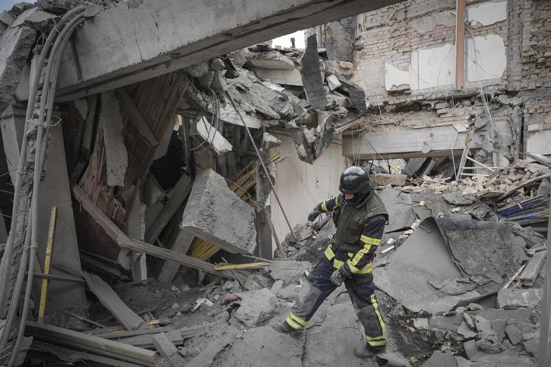 Clădire avariată în Kiev după un atac rusesc cu rachete balistice, Foto: Vadim Ghirda / AP / Profimedia