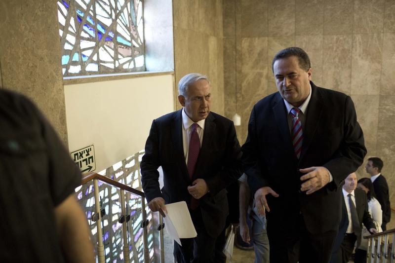 Premierul israelian Benjamin Netanyahu alaturi de ministrul sau de externe, Israel Katz, Foto: Abir Sultan / AP / Profimedia