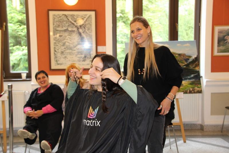 Miruna Vasiu își donează o codiță din păr Asociației „Oameni buni” pentru confecționarea de peruci, Foto: Arhiva personala