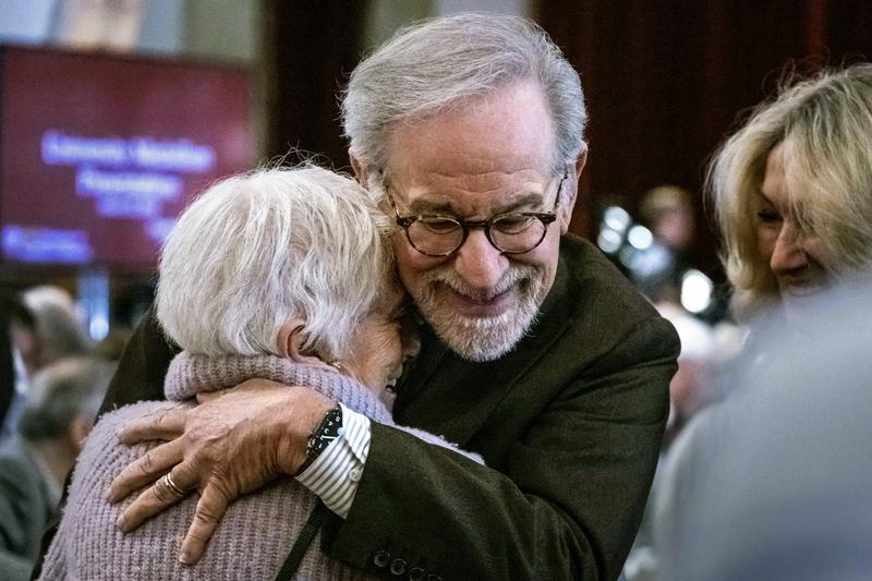 Steven Spielberg alaturi de Daisy Miller, o supravietuitoare a Holocaustului, Foto: Sarah Reingewirtz / Associated Press / Profimedia Images