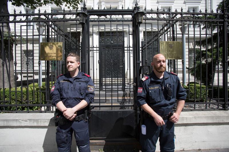 Polițiști austrieci în fața ambasadei Rusiei la Viena, Foto: ALEX HALADA / AFP / Profimedia