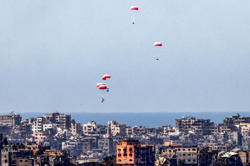 Alimente parașutate în Fâșia Gaza, Foto: JACK GUEZ / AFP / Profimedia