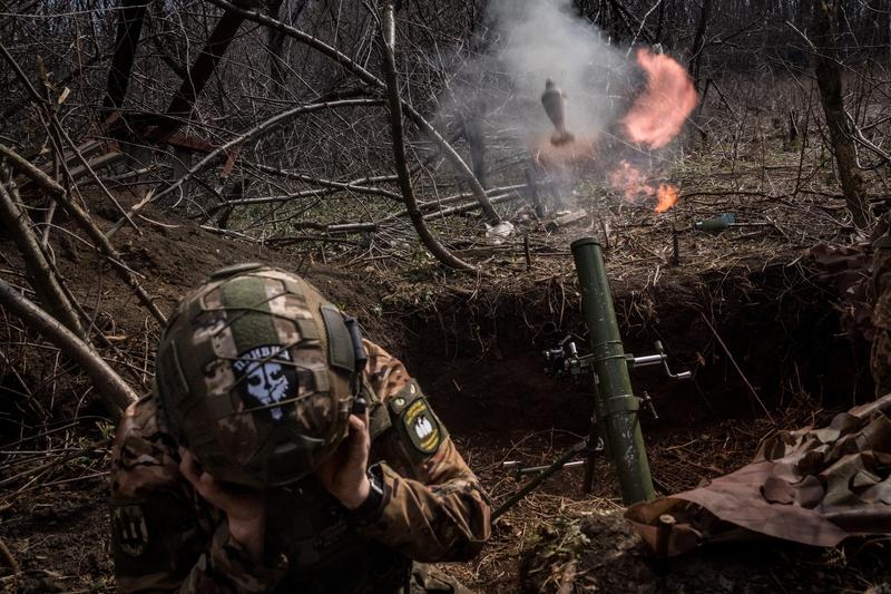 Soldat ucrainean trăgând cu un mortier în zone de lupte Torețk, Foto: Wolfgang Schwan / AFP / Profimedia