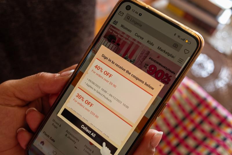 Pentru că produce ieftin și pe bandă rulantă, Shein are constant promoții care îi atrag pe cumpărători să cumpere tot mai mult, Foto: Shutterstock