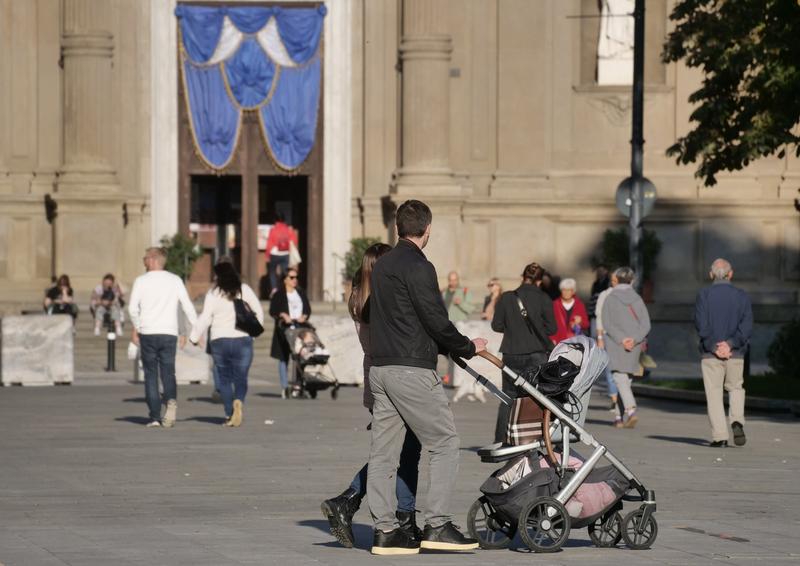 Parinti cu copii la plimbare, Foto: Luca Ponti / ipa-agency.net / PA Images / Profimedia