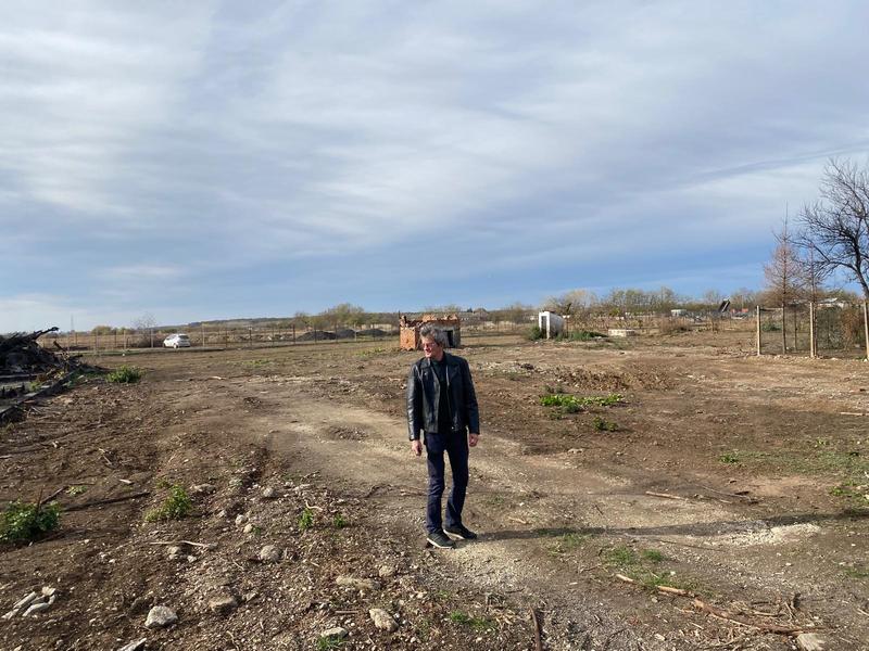 Inginerul din Crevedia, pe terenul curățat de rămășițele arse ale casei sale, Foto: Hotnews