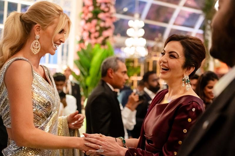 Nita Ambani (dreapta), soția miliardarului Mukesh Ambani, vorbind cu Ivanka Trump, fiica fostului președinte american Donald Trump, Foto: AFP / AFP / Profimedia