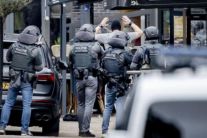 Un bărbat care a luat ostatici într-un bar din orașul olandez Ede a fost arestat de către polițiști, Foto: Hollandse Hoogte / Shutterstock Editorial / Profimedia