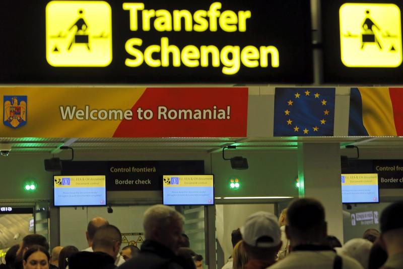 Un semn nou instalat pe Aeroportul Internațional Henri Coandă care indică direcția pentru călătorii Schengen, Foto: Cristian Cristel / Xinhua News / Profimedia