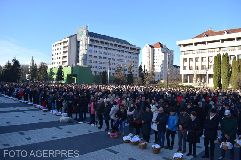 Câteva mii de persoane au participat în centrul municipiului Miercurea Ciuc, la tradiționalul ceremonial de sfințire a bucatelor, cu ocazia Paștelui Catolic, Foto: Agerpres