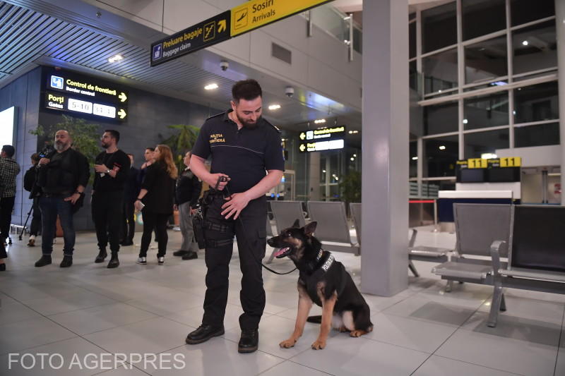 Polițist de frontieră în Aeroportul Henri Coandă, Foto: Agerpres