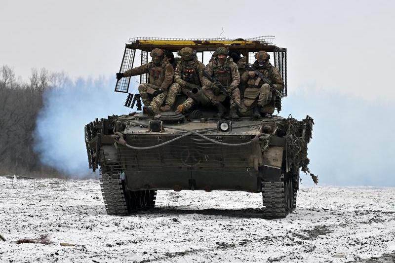 Soldati rusi transportati deasupra unui vehicul blindat BMP, Foto: Evgeny Biyatov / Associated Press / Profimedia Images