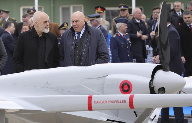 Premierul albanez Edi Rama (stanga) si ministrul italian al apararii Guido Crosetto la inaugurarea bazei aeriene a NATO din Kucova, Foto: Armando Babani / AP / Profimedia