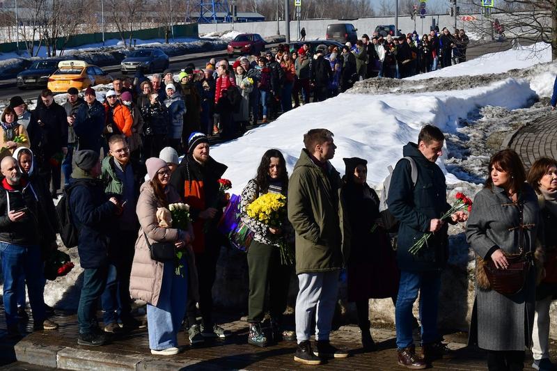 Ruși veniți să depună flori la mormântul lui Navalîi, Foto: Olga MALTSEVA / AFP / Profimedia