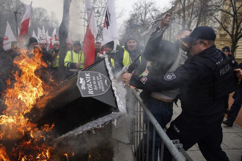 Ciocniri intre fortele de ordine si fermieri la Varsovia, Foto: Michal Dyjuk / Associated Press / Profimedia Images