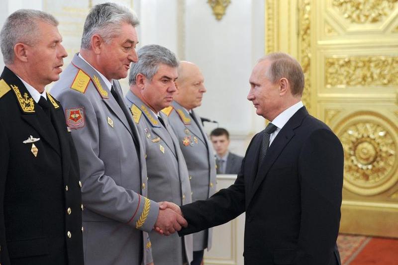 General-colonelul Vladimir Zarudniţki dă mâna cu Vladimir Putin, Foto: Mikhail Klimentyev / AP / Profimedia