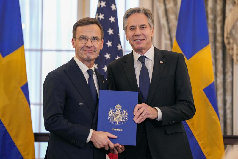 Premierul Ulf Kristersson a predat documentatia de aderare a Suediei la NATO secretarul de stat al SUA, Antony Blinken, Foto: Jess Rapfogel / AP / Profimedia