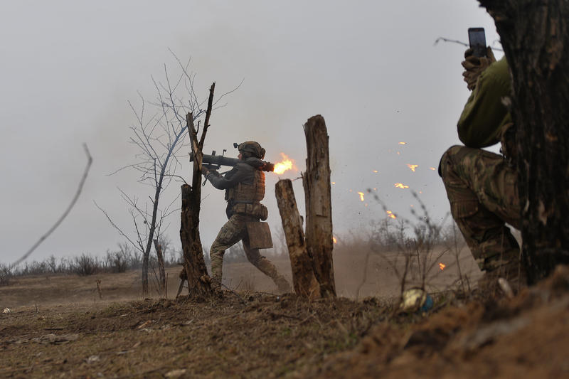 Soldat ucrainean în acțiune pe frontul din Bahmut, Foto: Madeleine Kelly / Zuma Press / Profimedia