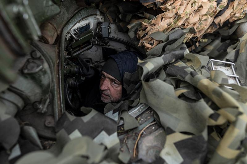 Tanchist ucrainean într-un T-64 în zona localității Niu York, regiunea Donețk, Foto: Diego Herrera Carcedo / AFP / Profimedia