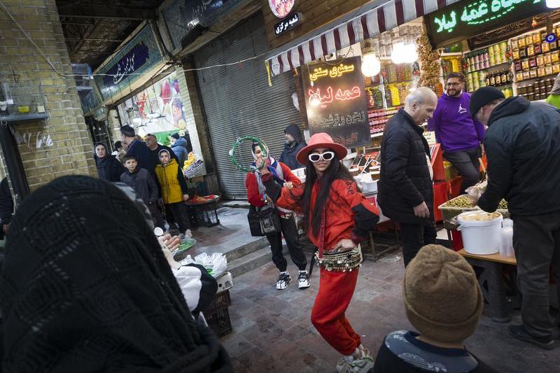 Tânără iraniană, îmbrăcată ca Hajji Firuz, simbol al Anului Nou Persan, dansând în bazarul Tajrish din Teheran, Foto: Morteza Nikoubazl/NurPhoto/Shutt / Shutterstock Editorial / Profimedia