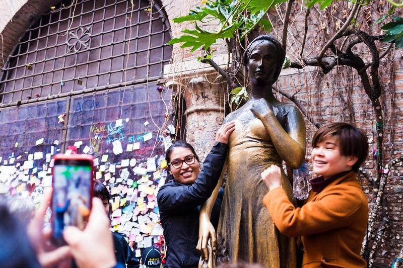 Turiști fotografiindu-se cu statuia Julietei din Verona, Italia, Foto: M Ramrez / Alamy / Alamy / Profimedia