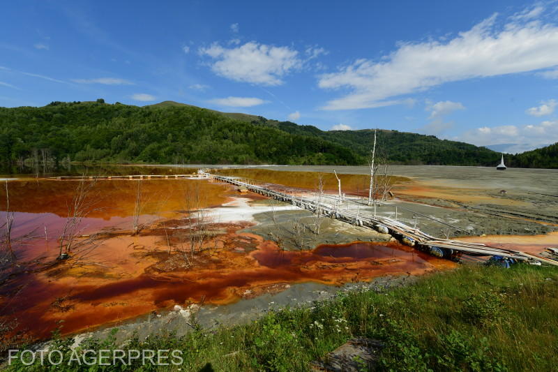 Iazul de decantare din Valea Șesii, unde ajung rezidurile de la cariera de cupru din Roșia Poieni. În spate, dreapta, se mai vede doar turla bisericii, Foto: Agerpres