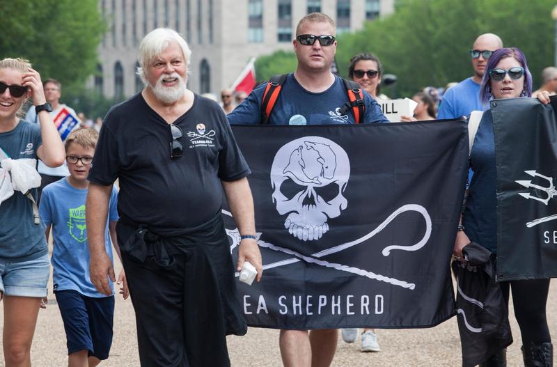 Paul Watson (stanga), fondatorul Sea Shepherd, alaturi de alti activisti de mediu, Foto: Robert Meyers / Alamy / Profimedia Images
