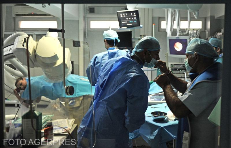 Medici în sala de operație, Foto: AGERPRES