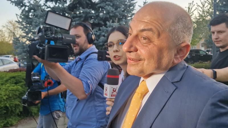 Cătălin Cîrstoiu se grăbește spre mașină și nu răspunde la întrebările jurnalistilor, Foto: Captura video