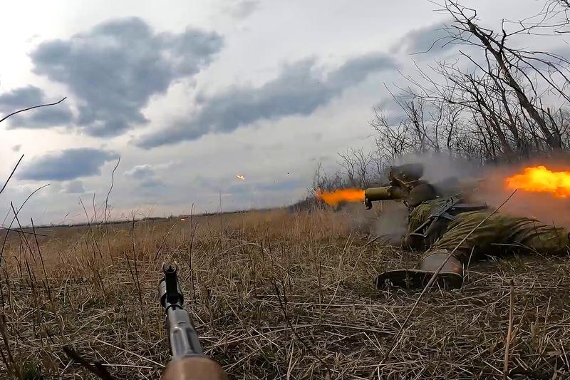 Soldat rus trăgând cu un lansator antitanc Fagot pe frontul din Ucraina, Foto: Russian Defense Ministry Press Service / AP / Profimedia