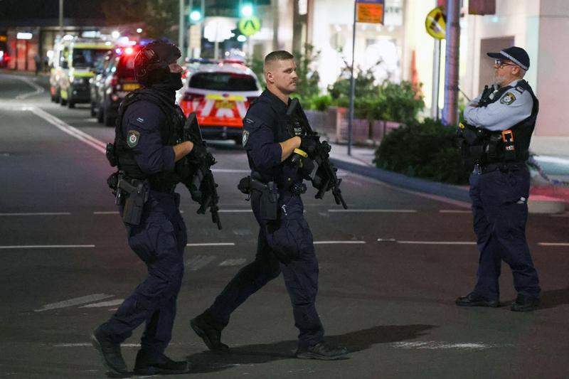 Polițiști pe stradă lângă un mall din Sydney unde un bărbat a înjunghiat mortal mai multe persoane, Foto: DAVID GRAY / AFP / Profimedia