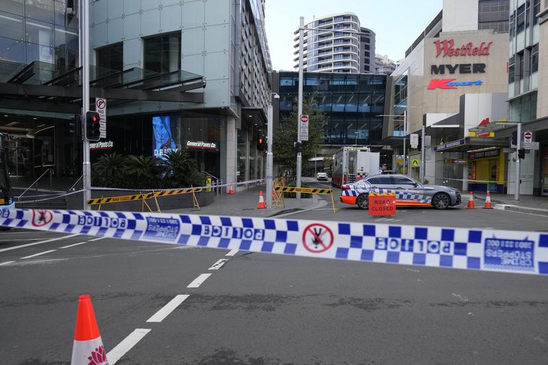 Poliția din Sydney a blocat strada unde se află mall-ul în care un bărbat a omorât șase persoane, Foto: Rick Rycroft / AP / Profimedia