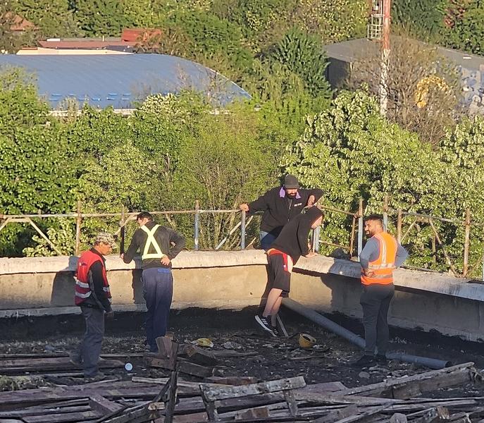 Muncitori fără echipament de protectie, Foto: Hotnews