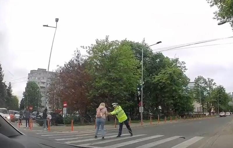 Femeie amendată în Bacău după ce a ignorat indicațiile unui polițist care dirija traficul, Foto: Captură video - Unu pe Trotuș