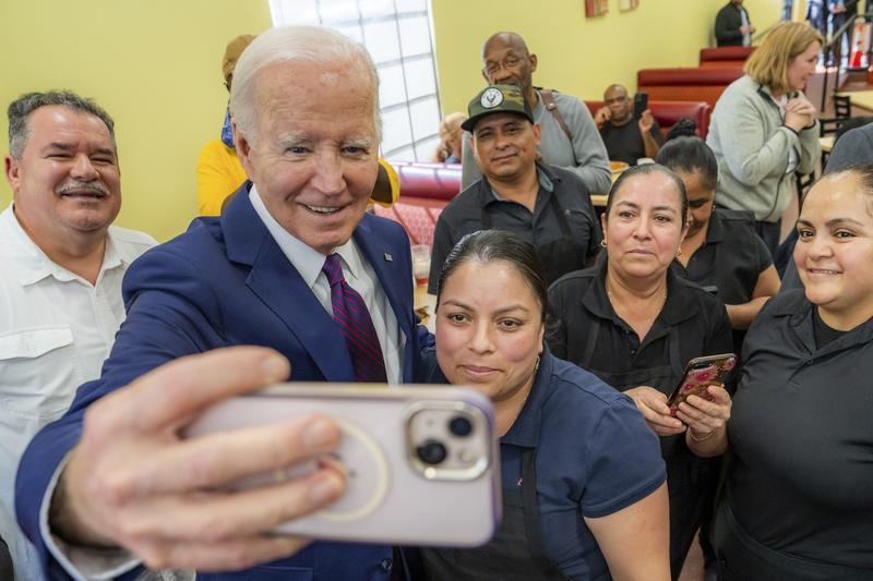 Joe Biden alaturi de hispanici din SUA, Foto: Adam Schultz-White House / Zuma Press / Profimedia Images